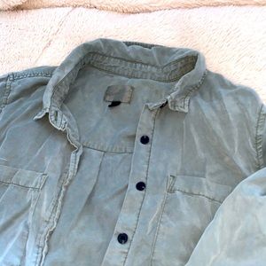 UNIVERSAL THREAD BUTTON UP